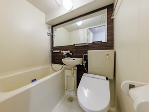 Kombination af bruser/badekar, gratis toiletartikler, hårtørrer