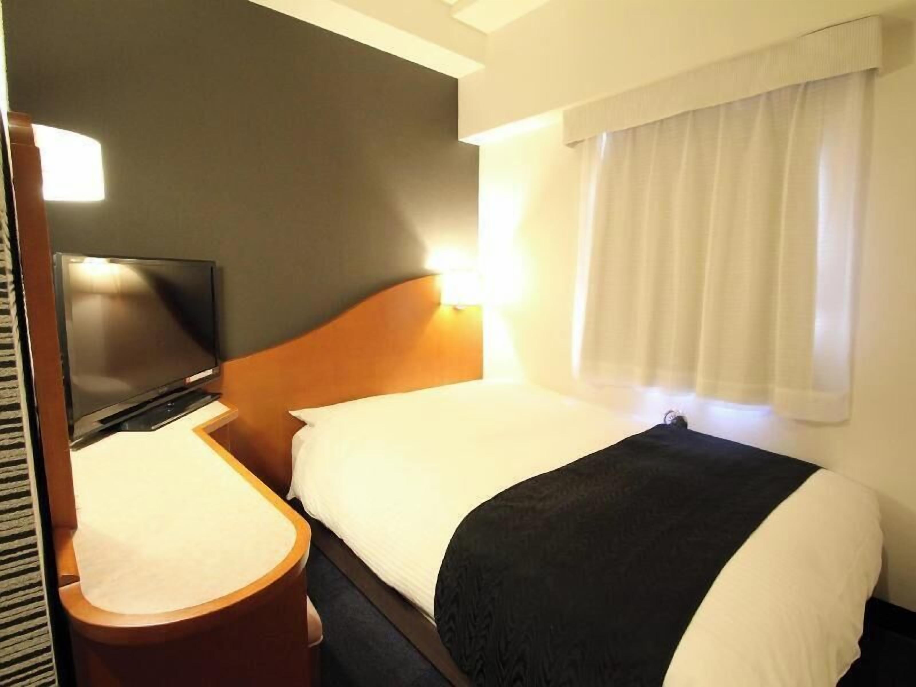 Down duvets, desk, blackout curtains, free WiFi