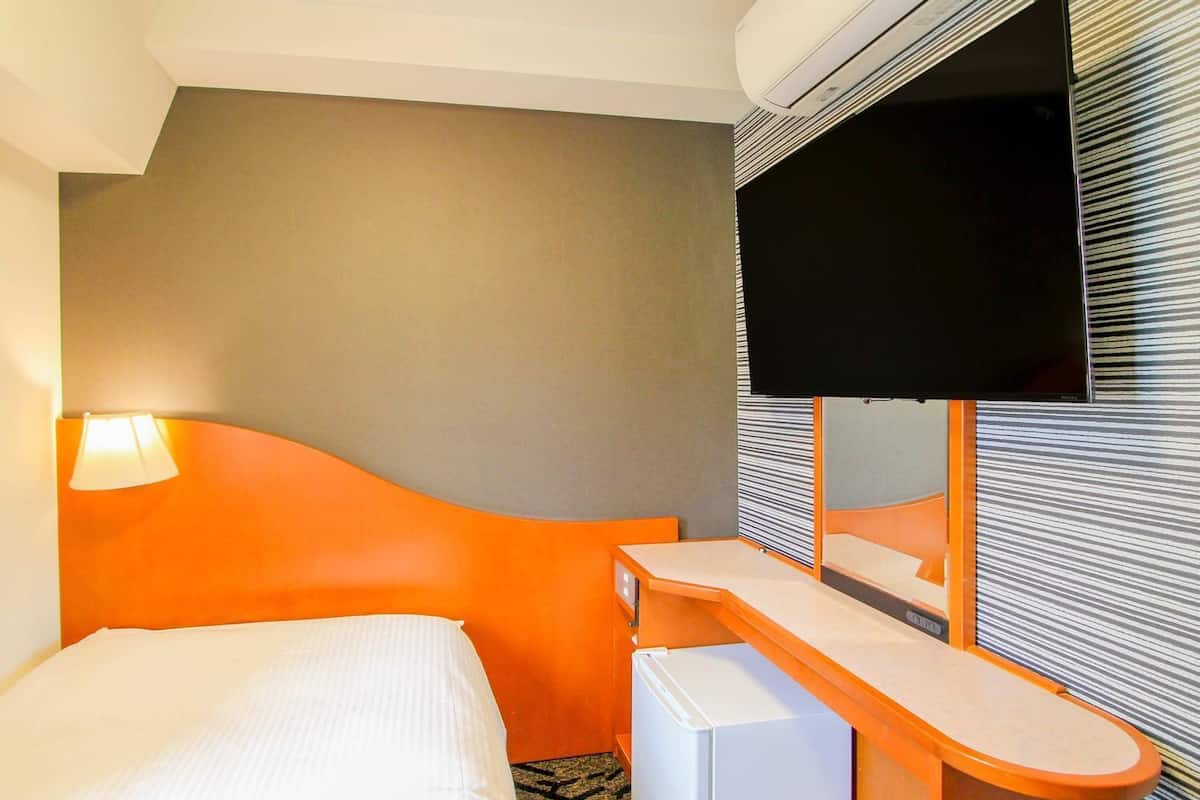 Edredón, escritorio, cortinas blackout y wifi gratis