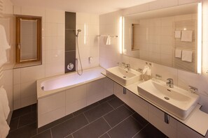 Hair dryer, towels - Aktivhotel Kanisfluh (Mellau)