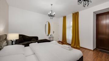 Escritorio, tabla de planchar con plancha, wifi gratis y ropa de cama