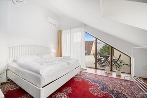 Suite, balcon (4 adults) | Aire de séjour | Téléviseur ACL