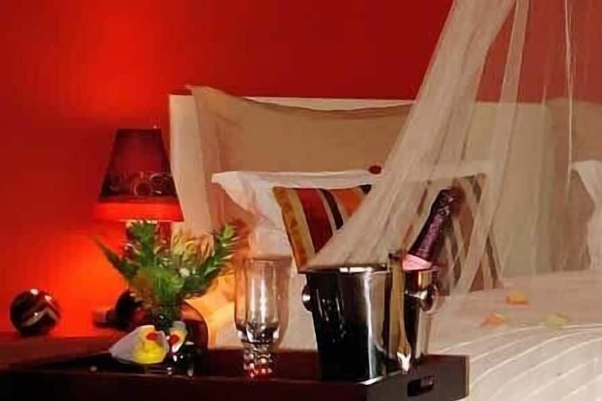 Minibar con artículos gratuitos y caja de seguridad en la habitación