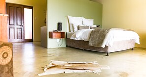 Comfort Room, 1 Bedroom, Mountain View | Free minibar, in-room safe, individually decorated - Kapensis Guesthouse (Pringle Bay)