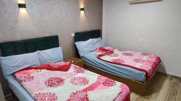 Habitación doble | Caja fuerte, escritorio, wifi gratis y ropa de cama