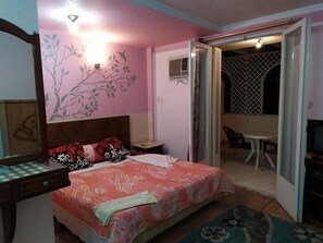 Zimmersafe, Schreibtisch, kostenloses WLAN, Bettwäsche