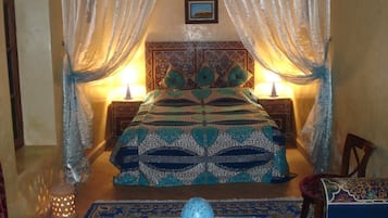 Phòng Suite (Lavande) | Két bảo mật tại phòng, trang trí khác biệt, bàn