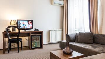 Suite, 1 Bedroom | Living area