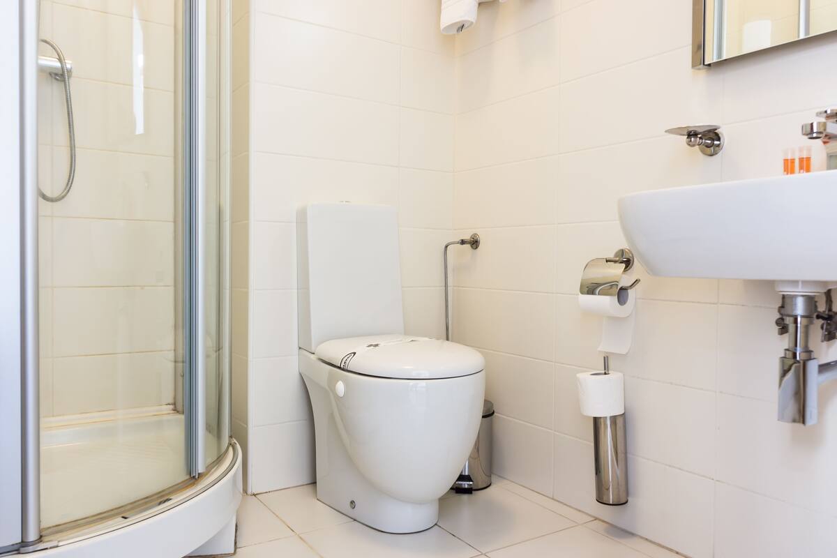 Twin Room | Bathroom | Free toiletries, hair dryer, bathrobes, slippers