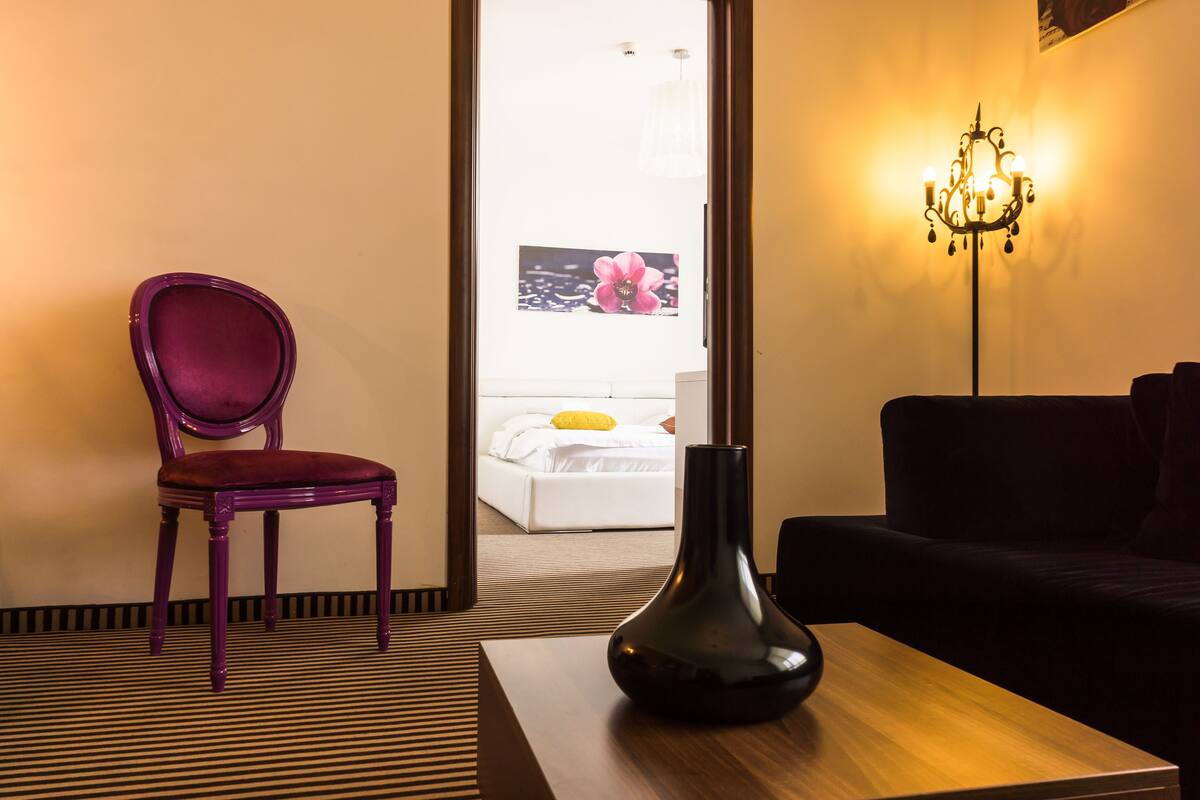 Een minibar, een kluis op de kamer, een bureau, verduisterende gordijnen