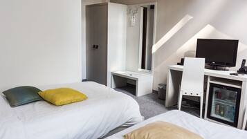 Tvåbäddsrum | Minibar, värdeförvaringsskåp på rummet och skrivbord