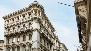 Un edificio histórico con detalles arquitectónicos ornamentales, incluyendo columnas y balcones.