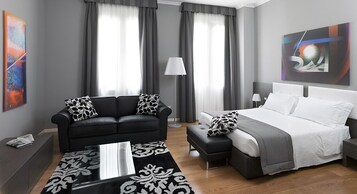 Cubrecamas, minibar, caja de seguridad en la habitación y escritorio 