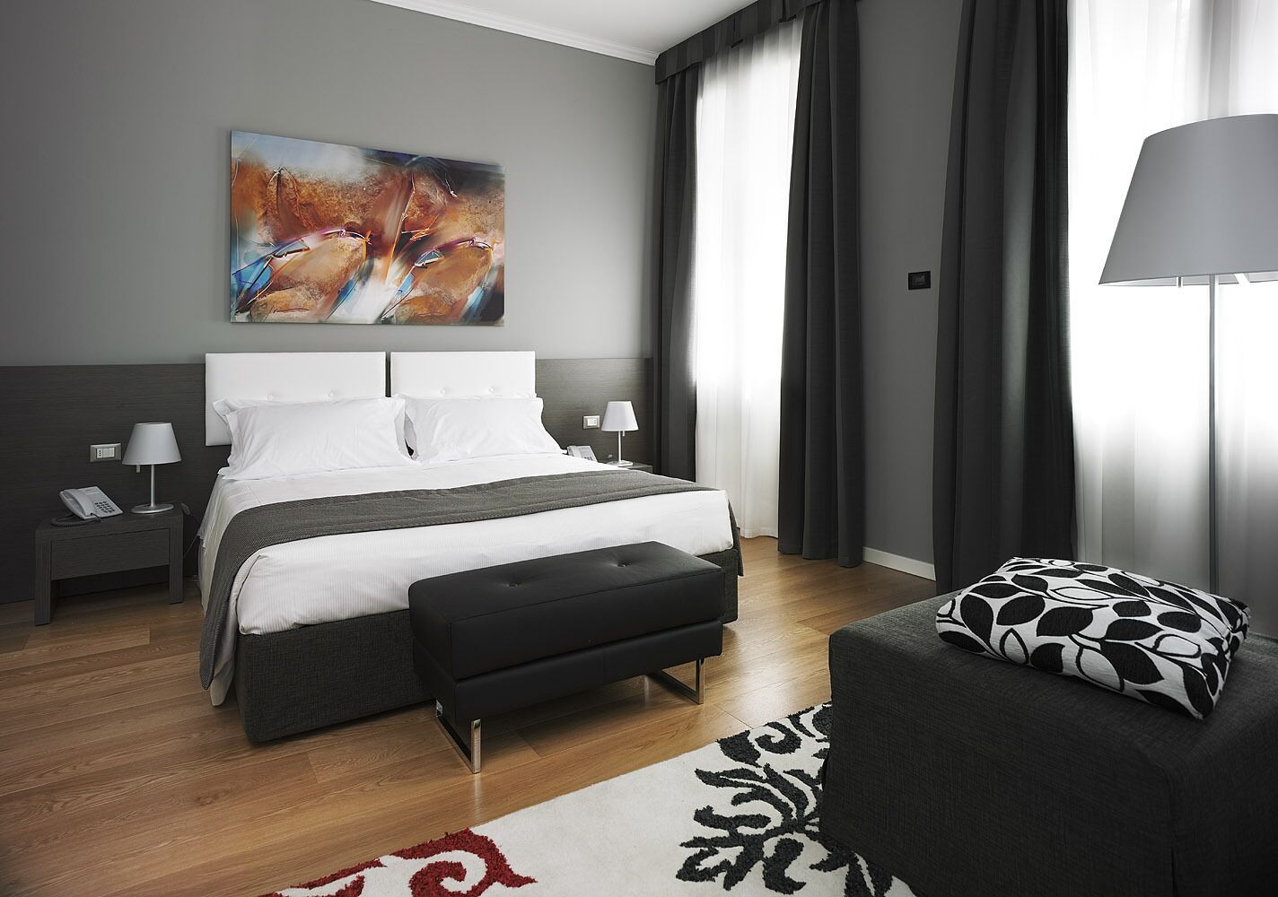 executive suite | down duvets, minibar, in-room safe, desk