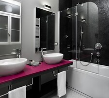Secador de pelo, pantuflas, bidet, toallas