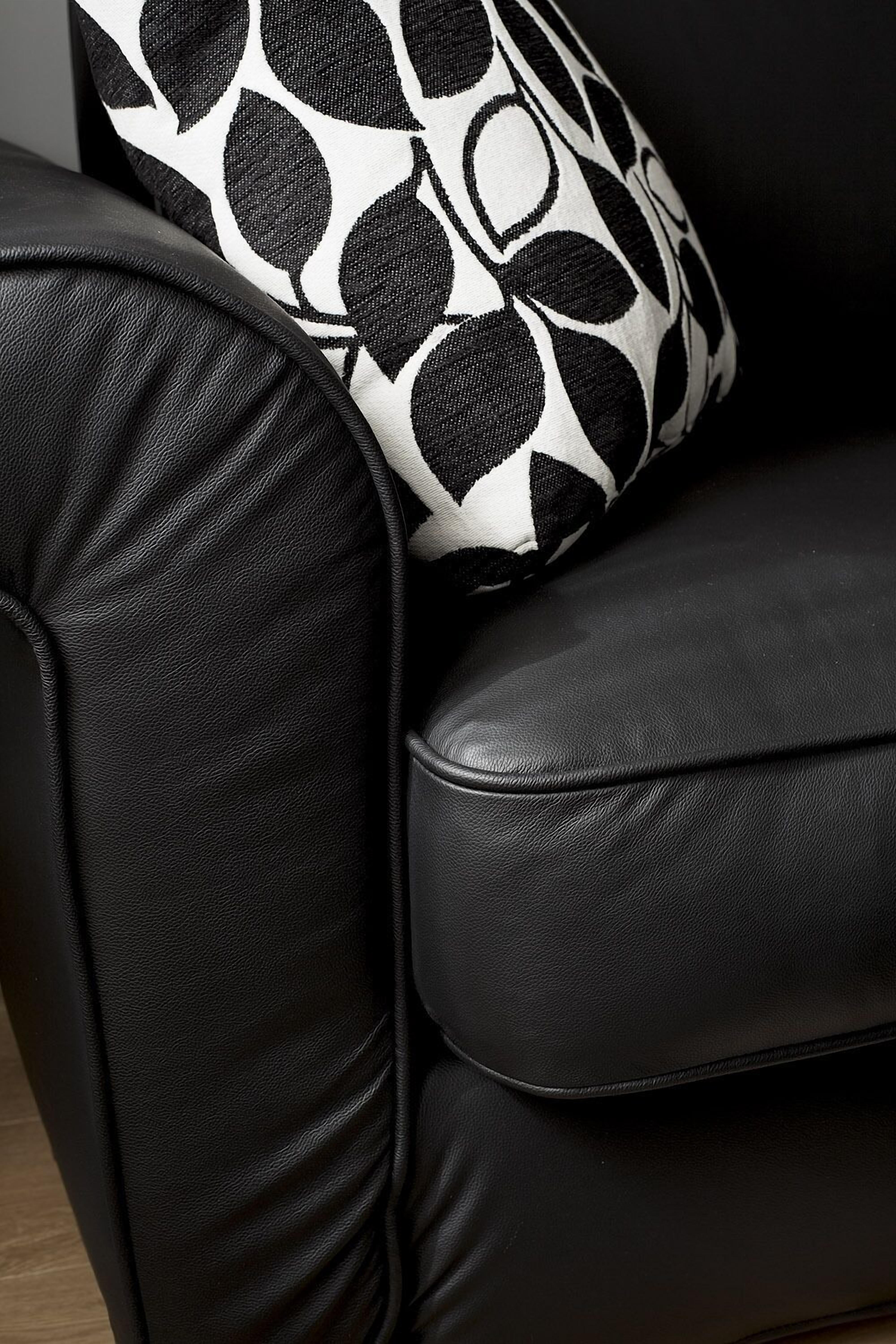 classic suite | down duvets, minibar, in-room safe, desk