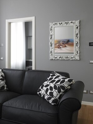 Suite – executive | Oppholdsområde | En 38-tommers Flatskjerm-TV med Parabol-TV samt TV