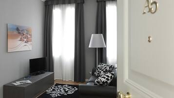 Executive suite | Woonruimte | Een 38-inch flatscreentelevisie met satellietzenders en televisie