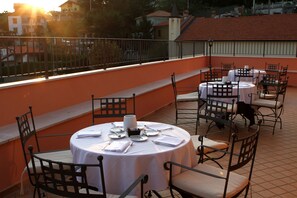 Bữa sáng đặc sản địa phương hàng ngày với phụ phí nhỏ 