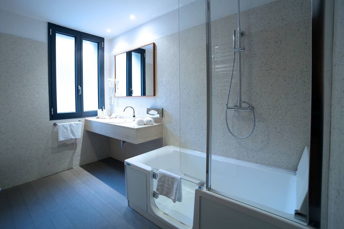 superior double room single use | bathroom | free toiletries, hair dryer, bathrobes, bidet