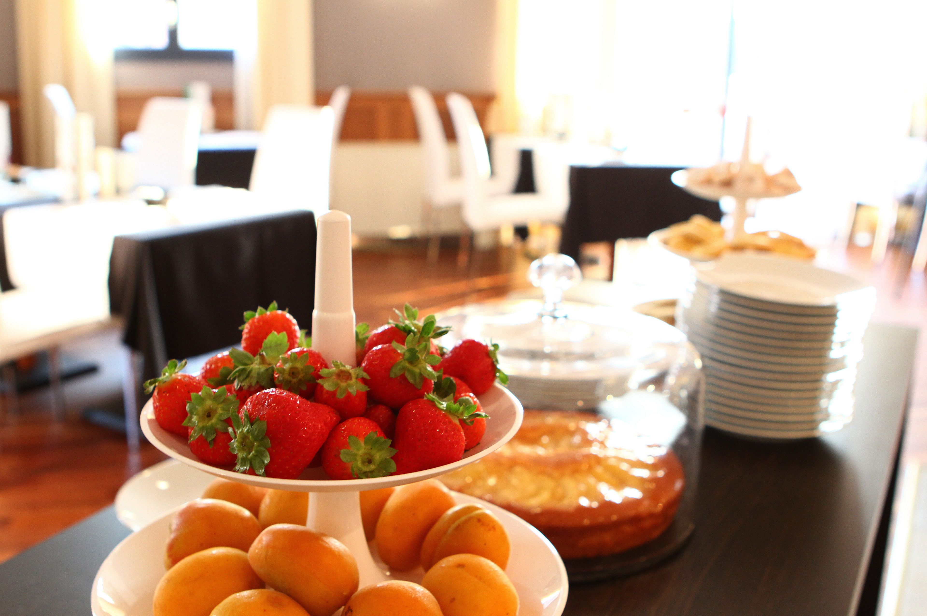 Ein reichhaltiges Buffet mit verschiedenen Früchten und Backwaren.