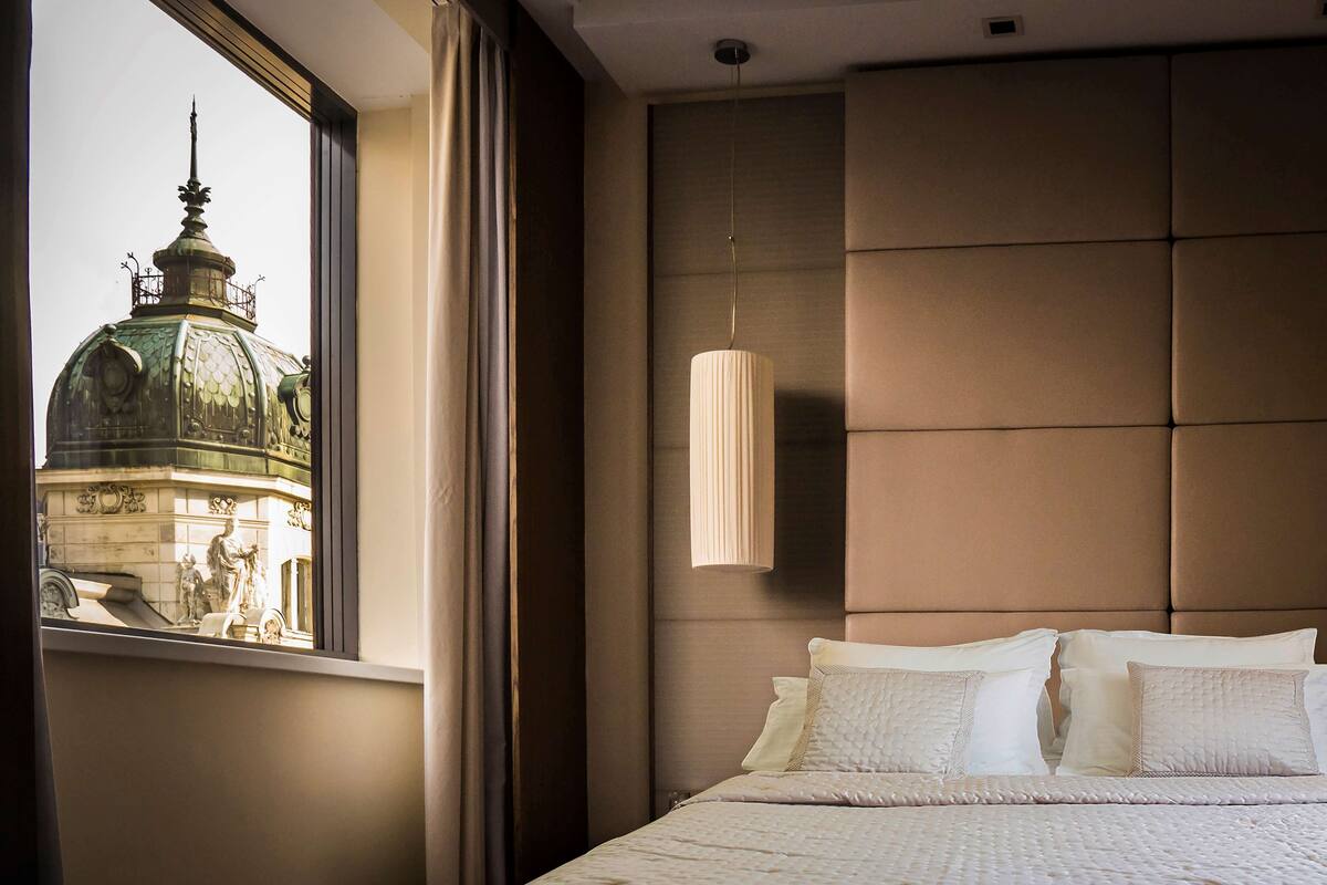 Bộ đồ giường kháng dị ứng, chăn bông, minibar, két bảo mật tại phòng 