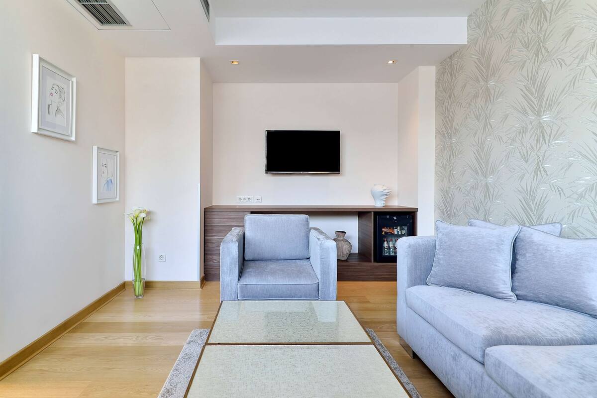Bộ đồ giường kháng dị ứng, chăn bông, minibar, két bảo mật tại phòng 