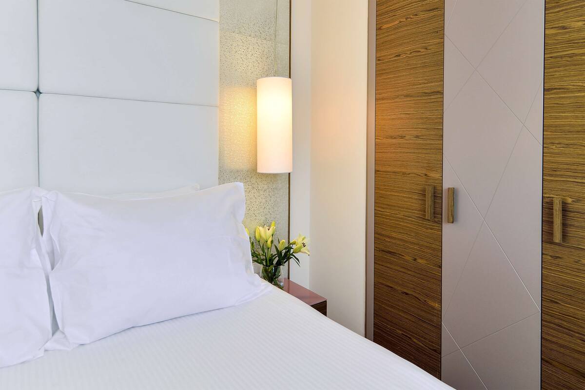 Bộ đồ giường kháng dị ứng, chăn bông, minibar, két bảo mật tại phòng 