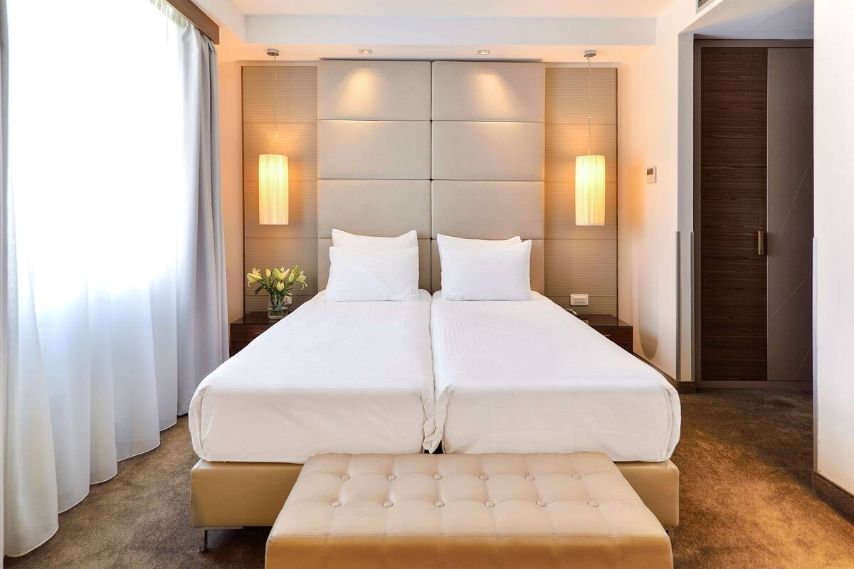 Bộ đồ gi ường kháng dị ứng, chăn bông, minibar, két bảo mật tại phòng 