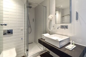 Douche, articles de toilette gratuits, sèche-cheveux, peignoirs