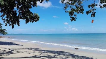 Privat strand, vit sandstrand och strandhanddukar