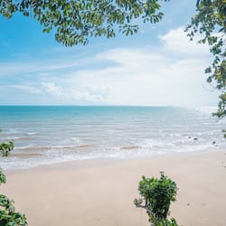 Aan een privéstrand, wit zand, strandlakens