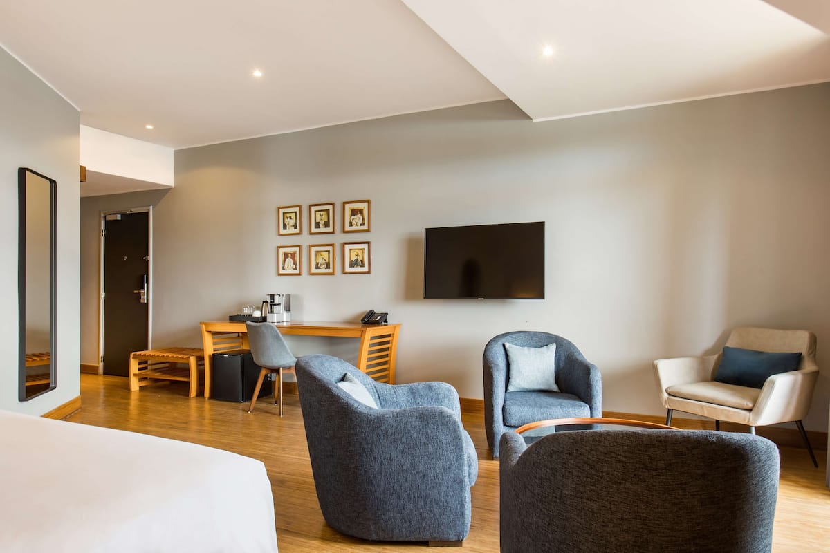 Junior Suite, Balcony | Premium bedding, minibar, in-room safe, desk
