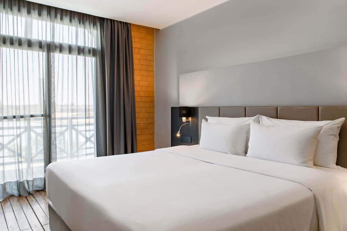 premium bedding, minibar, in-room safe, desk