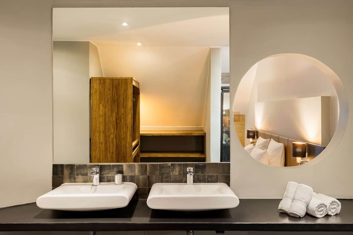 junior suite, balcony | premium bedding, minibar, in-room safe, desk