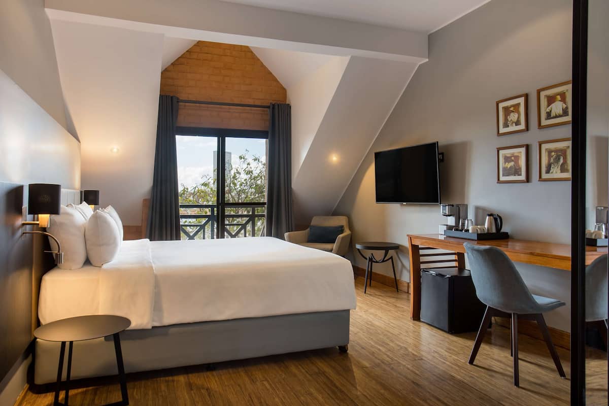 Premium Room | Premium bedding, minibar, in-room safe, desk
