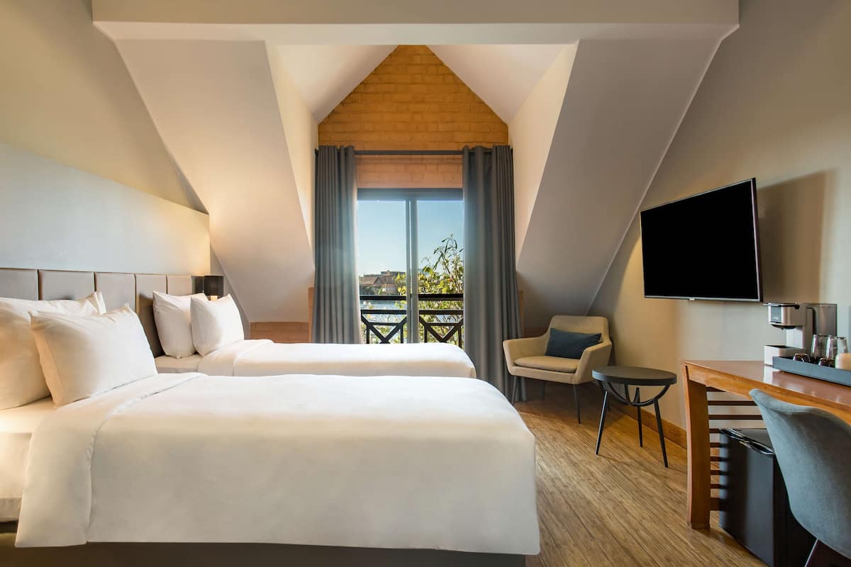 Superior Room, Balcony, Lake View | Premium bedding, minibar, in-room safe, desk