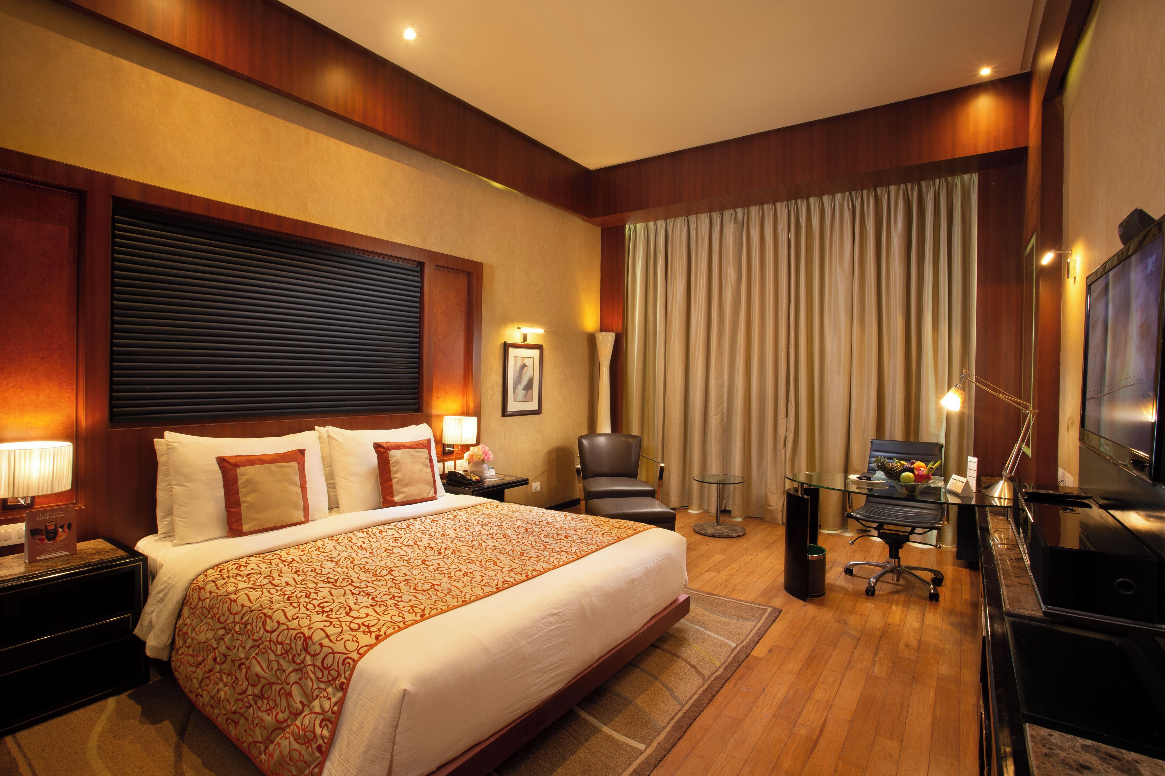 Deluxe Room, 1 King Bed | Premium bedding, down comforters, memory foam beds, minibar