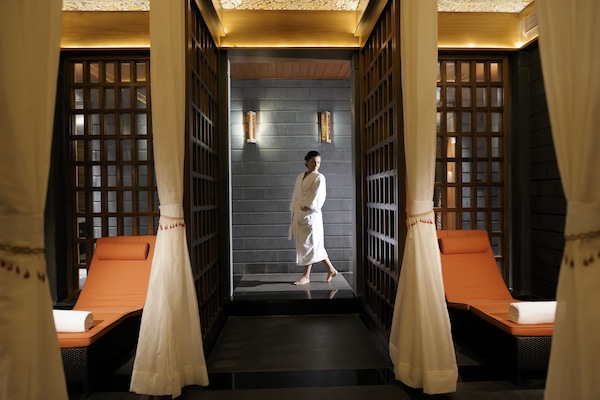 Couples treatment rooms, sauna, steam room, body treatments