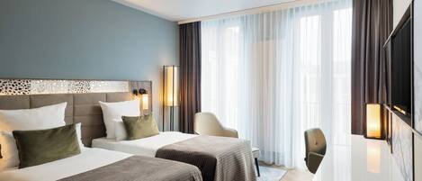 Minibar, coffres-forts dans les chambres, bureau