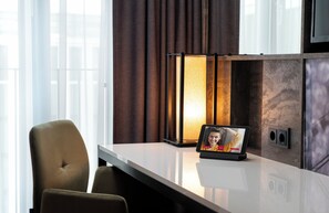 Minibar, két bảo mật tại phòng, bàn 