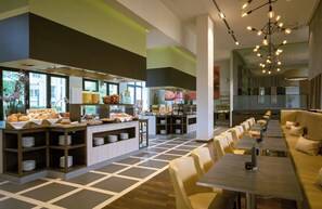Petit déjeuner buffet servi tous les jours en supplément