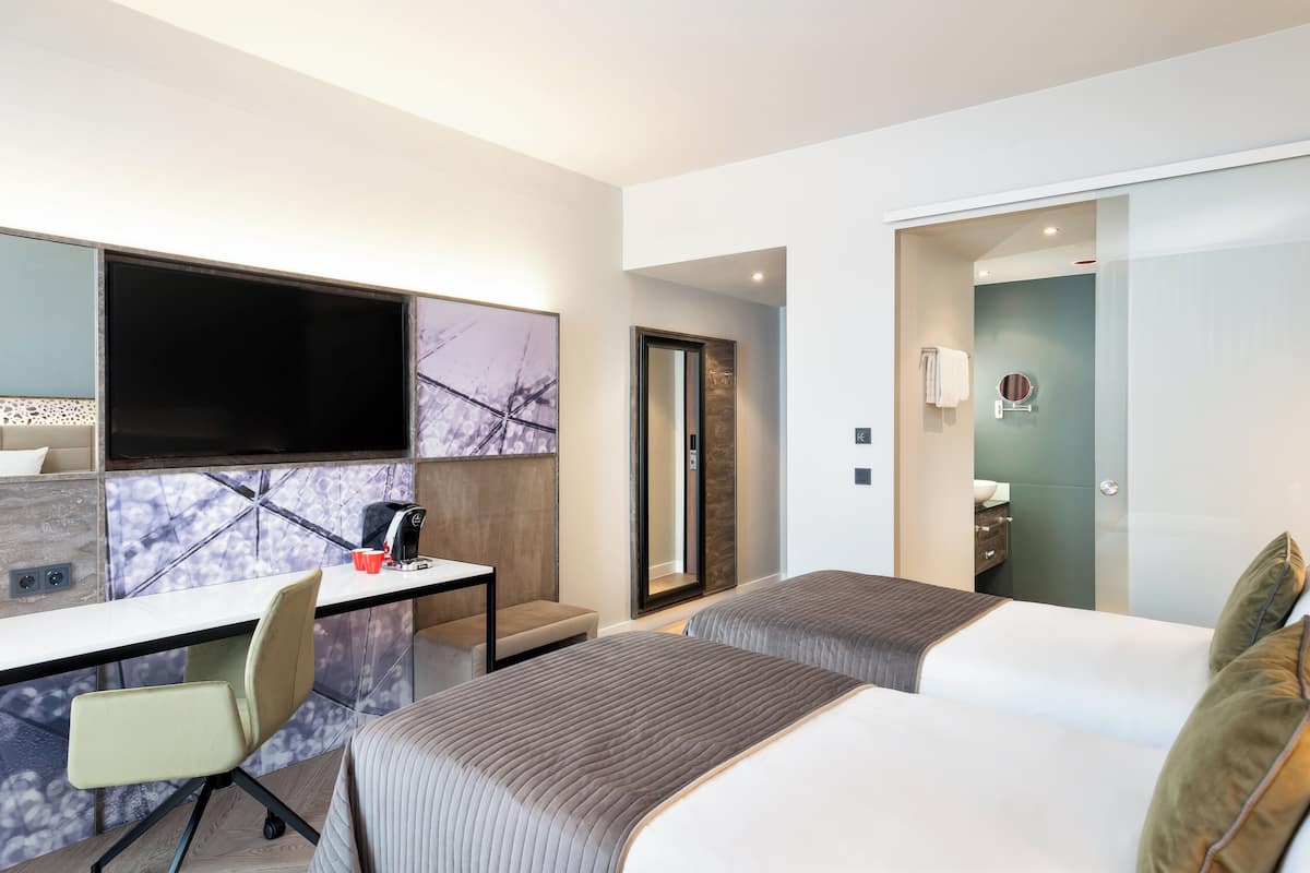 Een minibar, een kluis op de kamer, een bureau, een laptopwerkplek