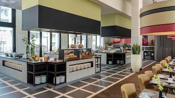 Bữa sáng buffet hàng ngày (26 EUR/mỗi người)