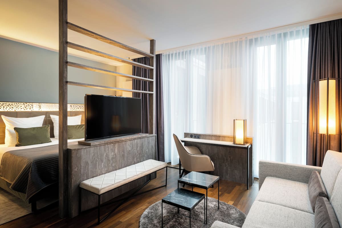 Deluxe Room | Minibar, in-room safe, desk, laptop workspace