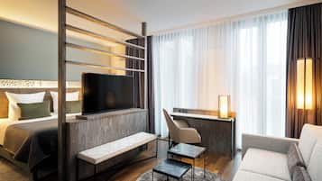 Minibar, Zimmersafe, Schreibtisch, laptopgeeigneter Arbeitsplatz