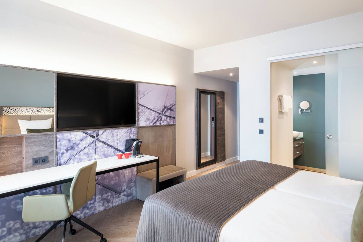 Een minibar, een kluis op de kamer, een bureau, verduisterende gordijnen