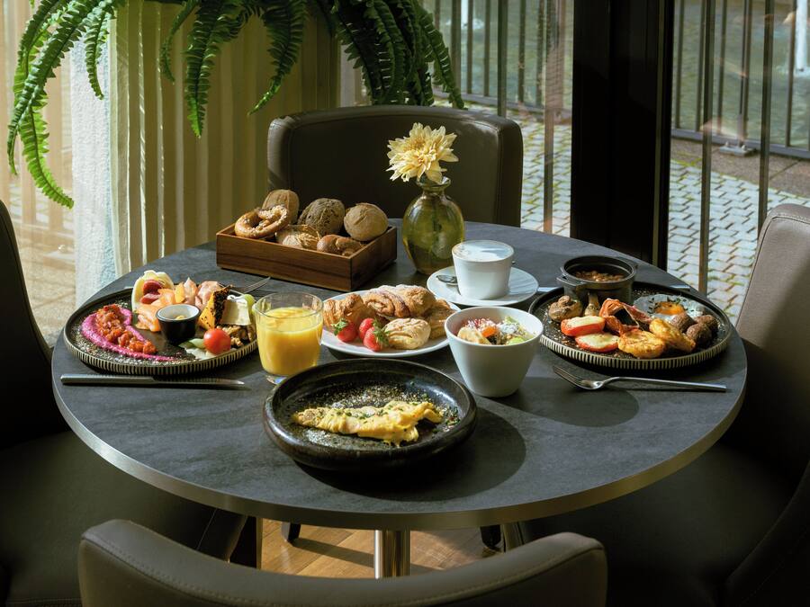 Sarapan bufet setiap hari (EUR 26 seorang)