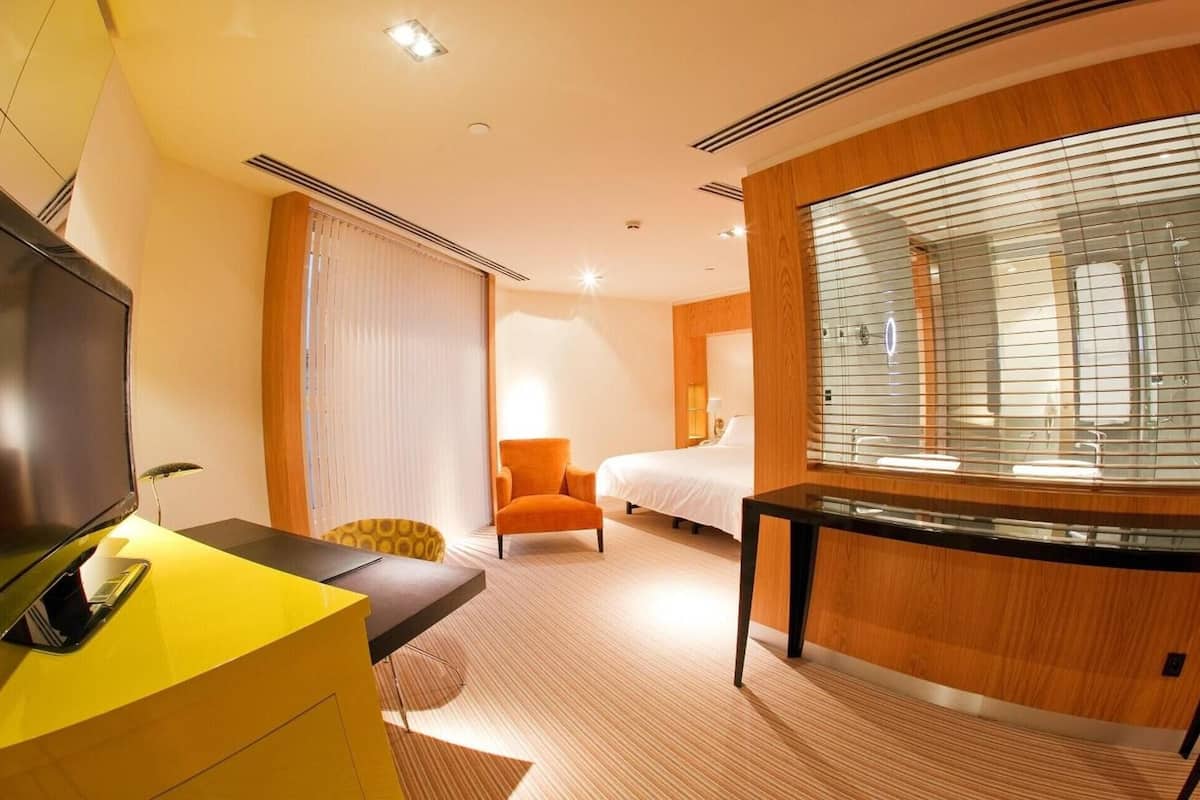 Minibar, caja fuerte, escritorio y espacio para trabajar con un portátil