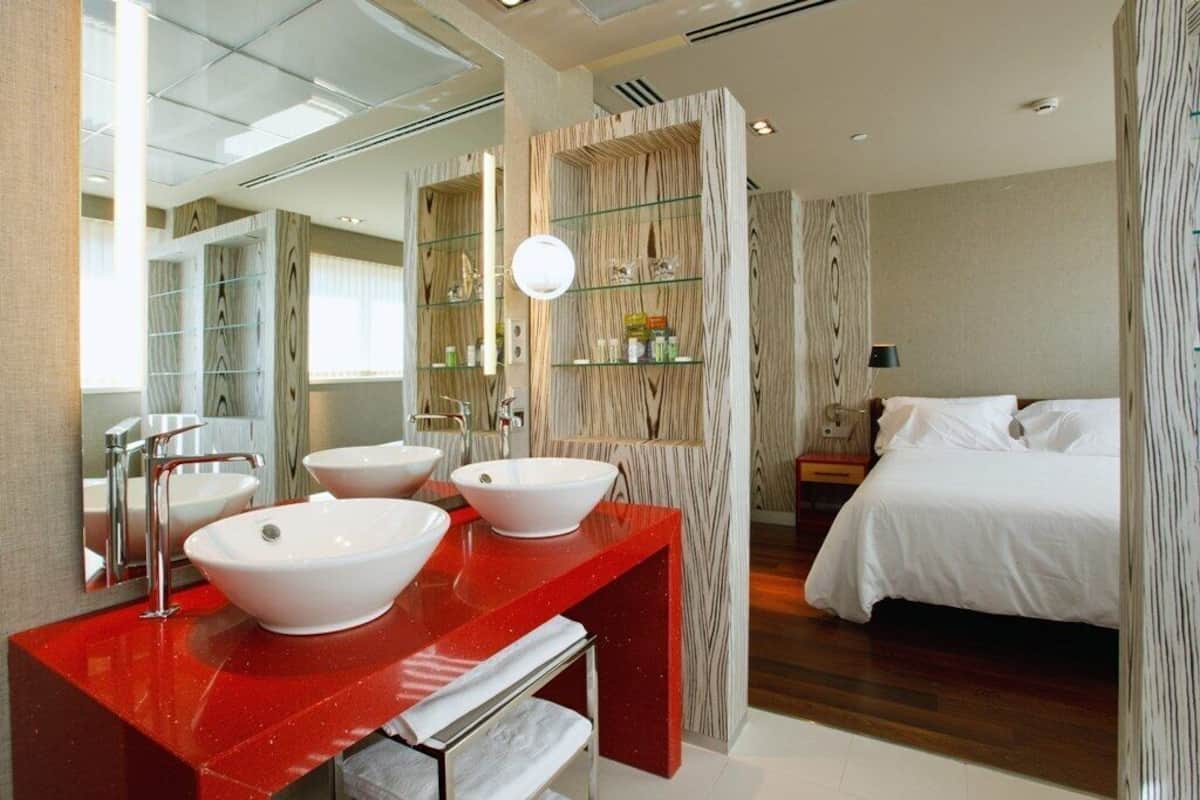 Phòng Suite có thiết kế đặc sắc, 1 giường đôi hoặc 2 giường đơn, quang cảnh thành phố | Minibar, két bảo mật tại phòng, bàn